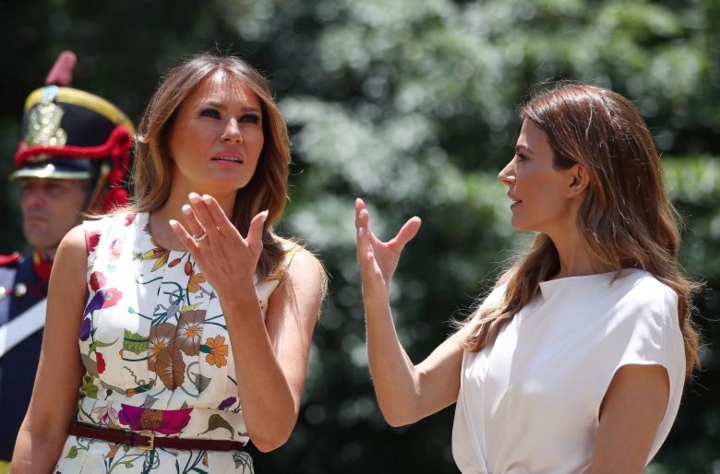 Đệ nhất phu nhân Mỹ Melania Trump (trái) cùng đệ nhất phu nhân nước chủ nhà Argentina tới thăm bảo tàng Villa Ocampo ở Buenos Aires.