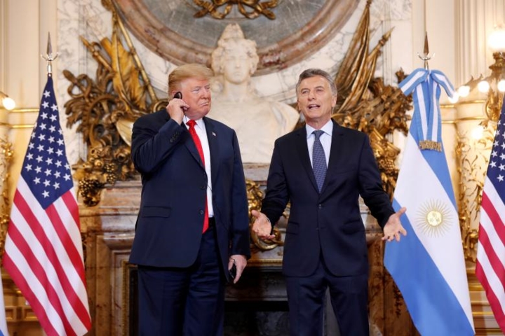 Tổng thống Mỹ Donald Trump cùng Tổng thống nước chủ nhà Argentina Mauricio Macri trong cuộc gặp trước thêm G-20.