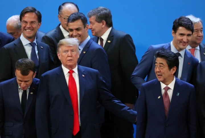 Các nhà lãnh đạo thế giới đang tươi cười chuẩn bị chụp bức ảnh tập thể.