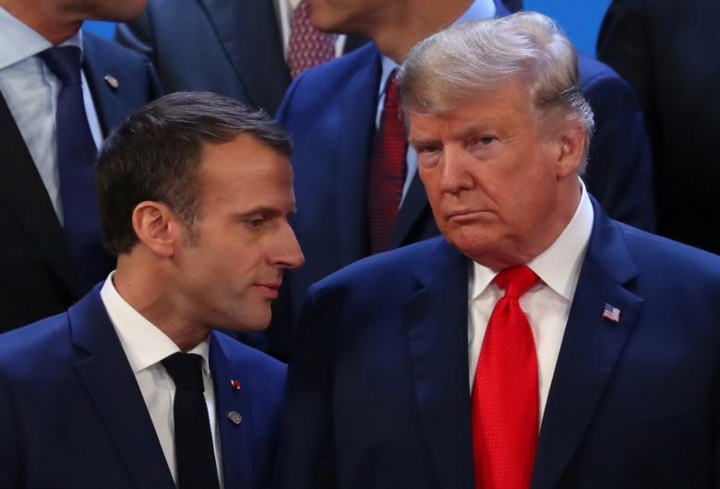 Tổng thống Pháp Macron và Tổng thống Mỹ Donald Trump trong một khoảnh khắc trò chuyện riêng.