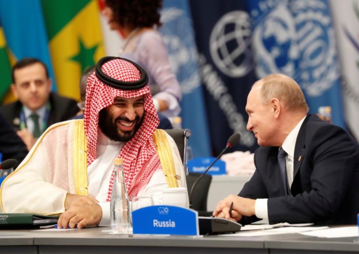 Ngoài những khoảnh khắc tươi cười, truyền thông còn ghi lại được cảnh Tổng thống Nga Putin và Thái tử Saudi đập tay chào nhau. 
