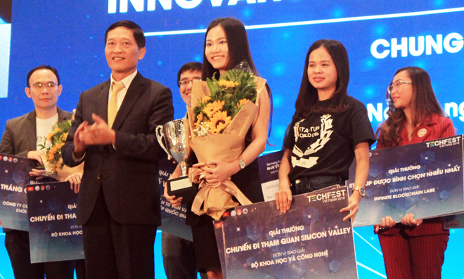 Thứ trưởng Bộ Khoa học & Công nghệ Trần Văn Tùng trao giải Nhất cuộc thi Khởi nghiệp sáng tạo quốc gia năm 2018 cho dự án Abivin.