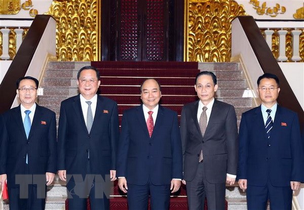 Thủ tướng Nguyễn Xuân Phúc chụp ảnh chung với Bộ trưởng Ngoại giao Triều Tiên Ri Yong Ho (thứ hai, từ trái sang) và các đại biểu. (Ảnh: Thống Nhất/TTXVN)