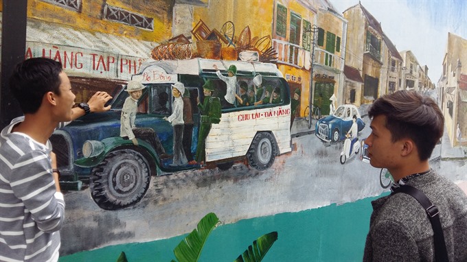 Detailed work: A mural of an old bus in Đà Nẵng. — VNS Photo Công Thành Read more at http://vietnamnews.vn/sunday/480830/painting-team-brighten-up-cafes-in-da-nang.html#526RGlR6vLvJjLuP.99
