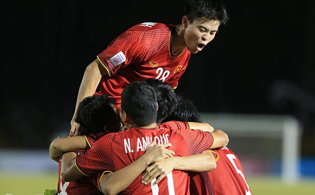 Niềm vui chiến thắng của các tuyển thủ Việt Nam, sau khi đánh bại đội chủ nhà Philippines ở trận bán kết lượt đi, vào tối 2-12.Ảnh: MINH TUẤN