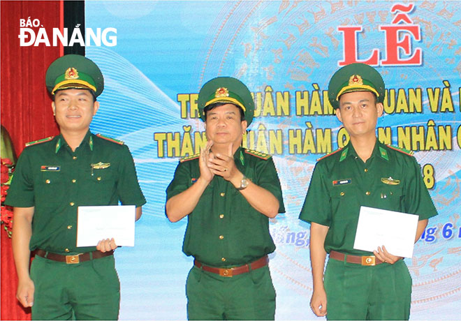 Thiếu tá Phạm Đình Ân (bên phải) tại buổi lễ nhận quân hàm thiếu tá (tháng 6-2018).