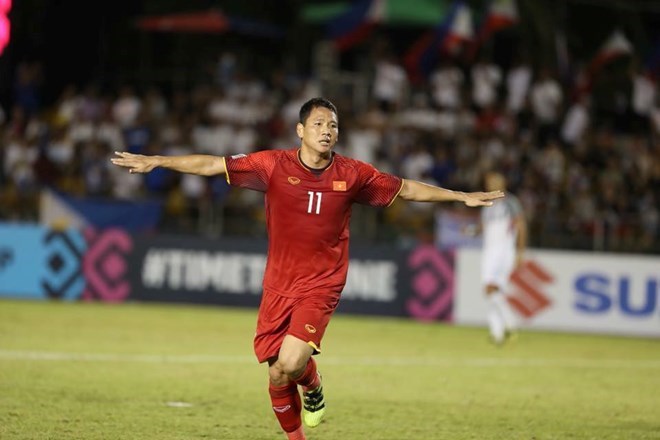 Anh Duc scores the first goal for Vietnam in the AFF Cup semifinal first leg against the Philippines. (Photo: VNA)