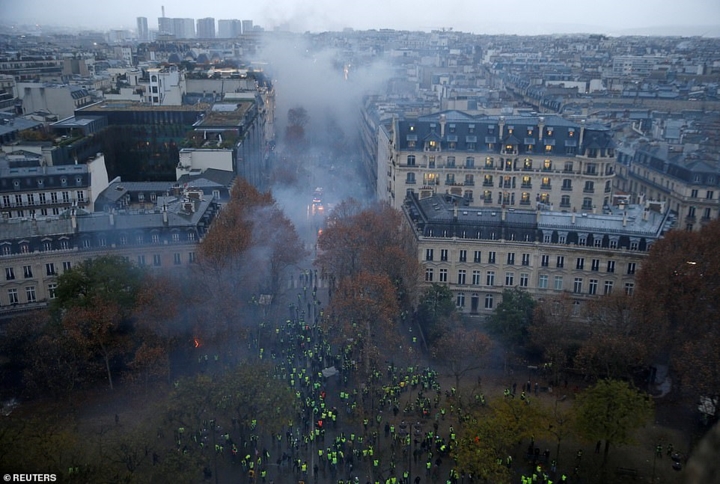 Ngay từ 10h sáng 1/12, vài trăm người biểu tình “Áo vàng” đã tụ tập quanh khu vực đại lộ Champs-Élysées ở trung tâm Paris và sau đó xô xát với lực lượng an ninh Pháp. Ảnh: Reuters.