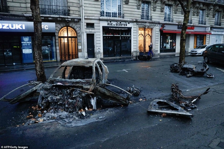 Tất cả đã khiến khung cảnh thủ đô Paris giống như một bãi chiến trường. Ảnh: AFP/Getty