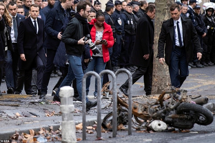 Ngày 2/12, ngay sau khi trở về nước sau Hội nghị Thượng đỉnh G20 tại Argentina, Tổng thống Pháp Emmanuel Macron đã trực tiếp đến thị sát tình hình tại khu vực quanh Khải hoàn môn và các khu phố lân cận. Ảnh: EPA.