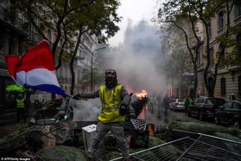 Pháp nỗ lực khắc phục hậu quả bạo động tại Paris. Ảnh: AFP/Getty