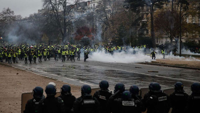 Cảnh sát chống bạo động ngăn chặn những người biểu tình ở Paris.  Ảnh: AFP