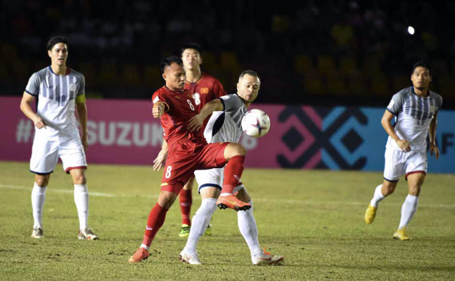 Dù bất lợi về thể hình, thể lực nhưng với lối chơi hợp lý, đội tuyển Việt Nam (áo đỏ) đã tạo được ưu thế ban đầu trước Philippines (áo trắng). Ảnh: AFF