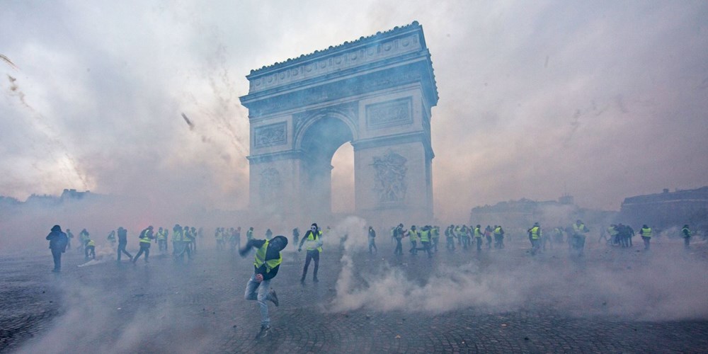 Làn sóng biểu tình phản đối quyết định tăng giá nhiên liệu kéo dài trong nhiều tuần qua trên khắp nước Pháp, khiến hàng trăm người bị thương và để lại nhiều thiệt hại nặng nề tại thủ đô Paris. (Nguồn: Getty Images)