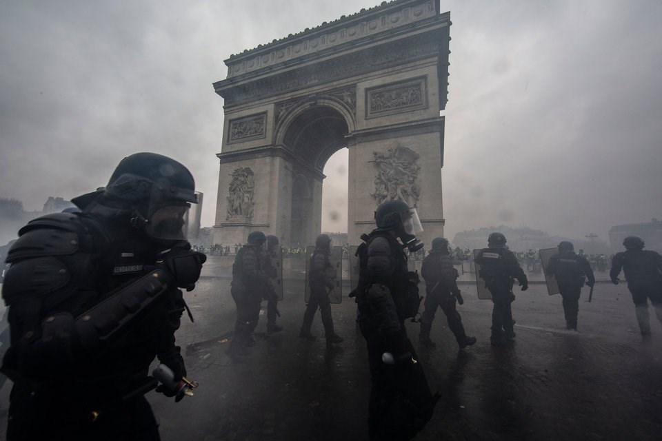 Ngoài đại lộ danh tiếng Champs-Elysees, Bảo tàng Louvre, Nhà hát Opera và quảng trường Vendome và một số cửa hàng tại trung tâm thủ đô Paris cũng bị các phần tử quá khích làm hư hỏng. (Nguồn: Getty Images)