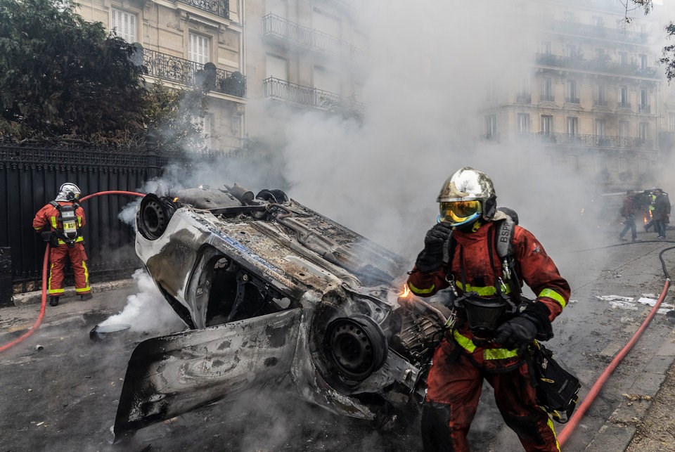 Nhiều ôtô đã bị đốt phá. (Nguồn: Getty Images)
