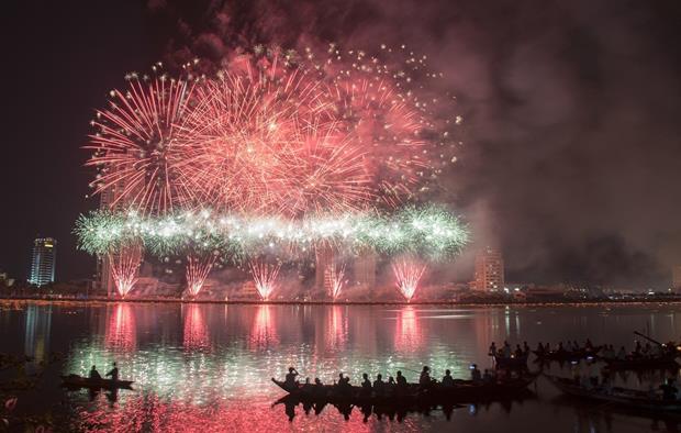 ‘Dem Phao Hoa’ (The Night of Fireworks) by Dao Quang Tuyen