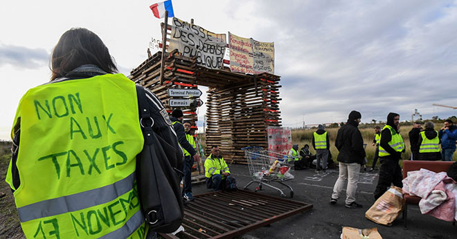 Những người “áo vàng” phong tỏa con đường dẫn đến kho dầu Frontignan ở miền nam nước Pháp. Ảnh: AFP/Getty Images