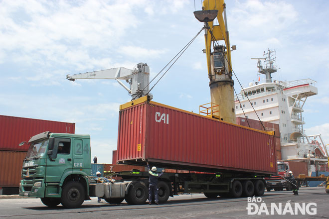 Hoạt động xuất nhập khẩu diễn ra nhộn nhịp tại cảng Đà Nẵng.
