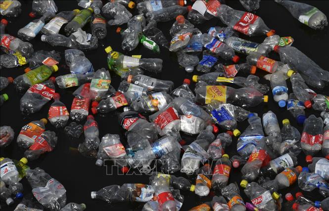 Tính trung bình mỗi phút lại có một chiếc xe tải chở rác thải nhựa đổ ra biển. Ảnh minh họa: AFP/TTXVN