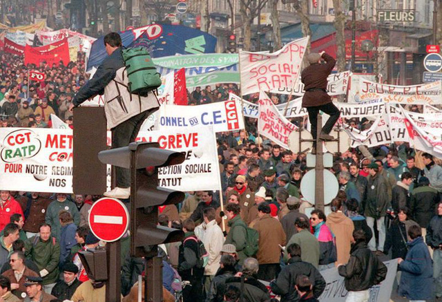 Người biểu tình mang biểu ngữ xuống đường tại Paris vào tháng 12/1995. (Ảnh: AFP)