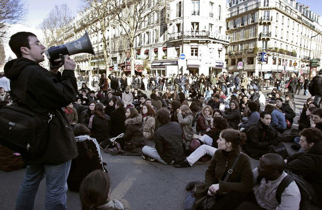 Sinh viên biểu tình tại Đại học Sorbonne ở Paris năm 2006. (Ảnh: AFP)