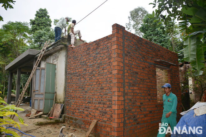 Một cựu chiến binh ở xã Hòa Nhơn (huyện Hòa Vang) xây mới nhà ở từ nguồn hỗ trợ của UBND thành phố và các nhà hảo tâm. (Ảnh chụp ngày 28-11-2018).