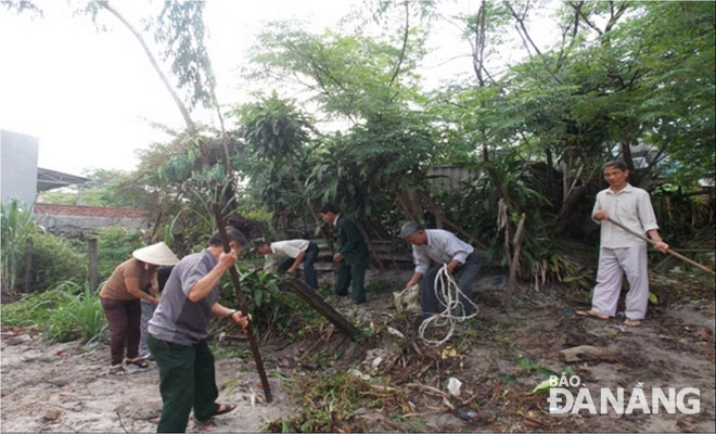 Cựu chiến binh phường Hòa Khánh Bắc ra quân dọn vệ sinh, khơi thông cống rãnh tại khu dân cư.