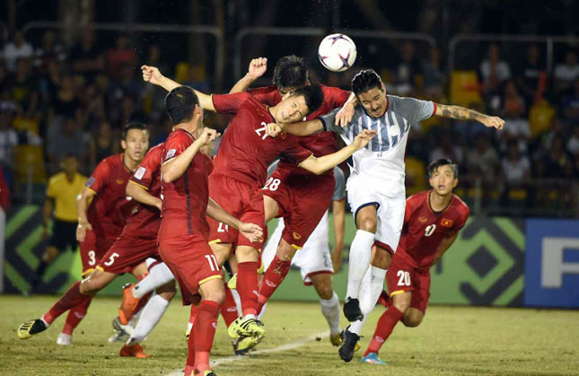 Nếu giữ được sự tập trung tốt trong phòng thủ trước Philippines (áo trắng), cơ hội giành quyền vào chung kết của đội tuyển Việt Nam (áo đỏ) rất lớn.	                       Ảnh: AFF