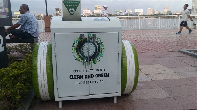 A dustbin set up on the Hàn River bank in Đà Nẵng city. The City plans to boost household waste classification from March of 2019. — VNS Photo Công Thành Read more at http://vietnamnews.vn/society/481473/da-nang-cracks-down-on-waste.html#ZGDFd1LQIbC78JU7.99