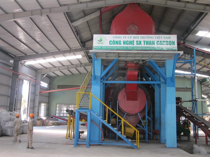 The waste treatment plant in Hòa Khánh dump helps to recycle plastic waste into fuel oil in Đà Nẵng. — VNS Photo Công Thành Read more at http://vietnamnews.vn/society/481473/da-nang-cracks-down-on-waste.html#ZGDFd1LQIbC78JU7.99