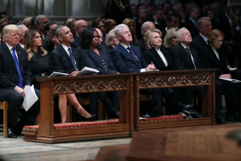 Tổng thống đương nhiệm cùng các cựu tổng thống Mỹ và phu nhân tới dự lễ tang. Ảnh: Reuters