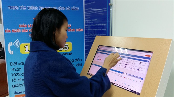 A local resident conducts on-line administrative procedures at Đà Nẵng’s one-stop shop. The city plans to boost digitalisation in 2025-30. — VNS Photo Công Thành Read more at http://vietnamnews.vn/society/481526/central-city-set-to-boost-digitalisation.html#OPeGG2LKPMhoDbOG.99