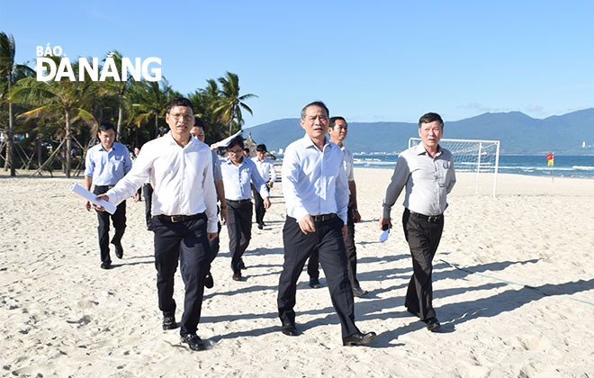 The city leaders appraising the beginning section of the soon-to-be-built coastal route to the east of tourist areas in Ngu Hanh Son District