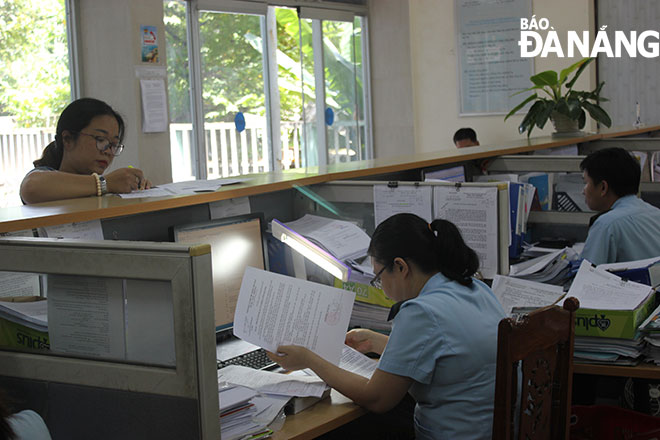  Speeding up administrative reforms and enhancing the professionalism of the functional local sectors can be amongst effective measures to boost export activities. Employees of the Da Nang Port’s Customs Division are pictured handling procedures
