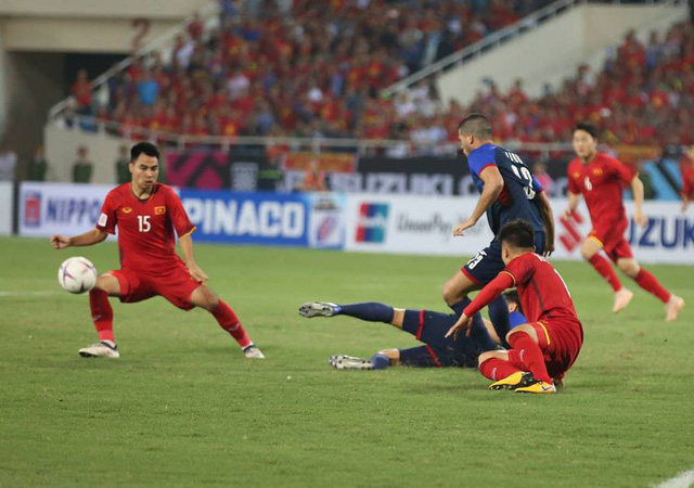 Một pha tranh chấp quyết liệt giữa tuyển Việt Nam và Philippines