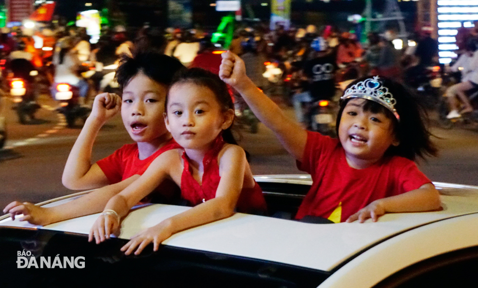 Nhiều bạn nhỏ theo bố mẹ hòa vào dòng người ăn mừng chiến thắng của ĐT Việt Nam