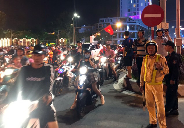Lực lượng cảnh sát giao thông và các lực lượng cảnh sát khác làm nhiệm vụ bảo đảm an toàn giao thông sau khi Việt Nam lọt vào chung kết AFF Cup