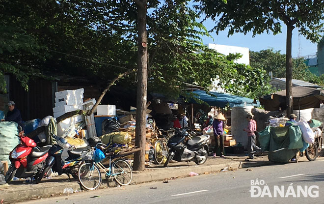 Điểm kinh doanh phế liệu ở góc đường Nguyễn Sĩ Cố - Trần Hưng Đạo. Ảnh: P. CHI