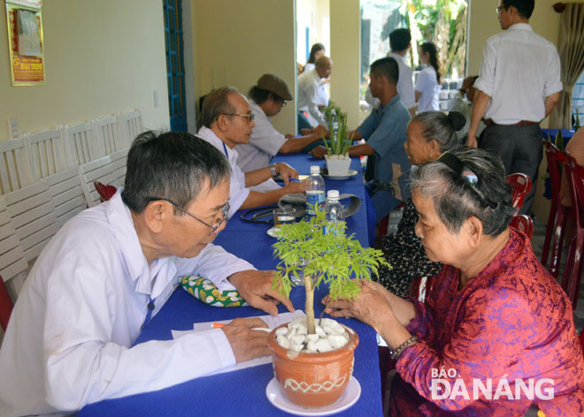 Các hội viên Hội Đông y thành phố khám, chữa bệnh cho người dân xã Hòa Phú, huyện Hòa Vang.