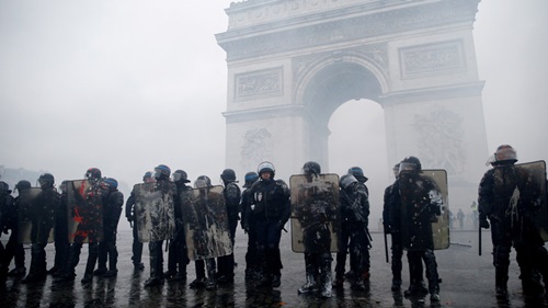 Cảnh sát chống bạo động Pháp tại Khải Hoàn Môn, Paris hôm 2/12. Ảnh: Reuters.