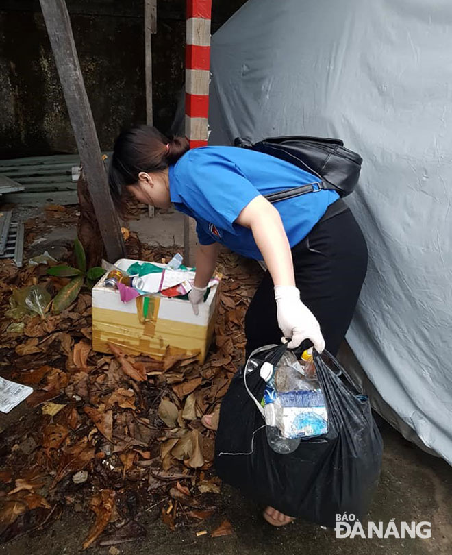 Đoàn viên, thanh niên quận Thanh Khê xóa quảng cáo rao vặt trái phép (ảnh trái) và thu dọn rác thải, diệt lăng quăng, bọ gậy phòng chống dịch sốt xuất huyết. Ảnh: Đ.H.L