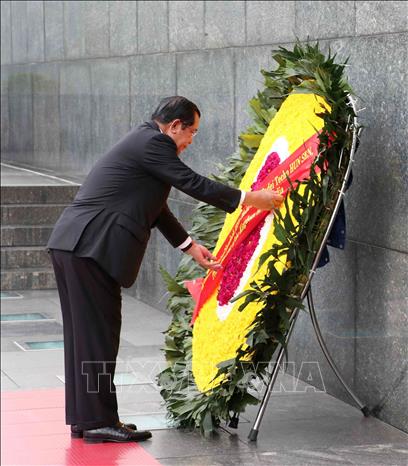 Trước đó, sáng 7/12/2018, Thủ tướng Vương quốc Campuchia Samdech Techo Hun Sen đã đến đặt vòng hoa và vào Lăng viếng Chủ tịch Hồ Chí Minh. Ảnh: Văn Điệp/TTXVN