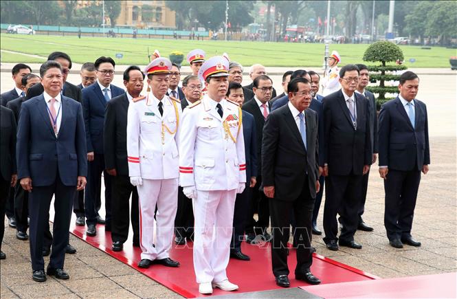 Thủ tướng Vương quốc Campuchia Samdech Techo Hun Senvào Lăng viếng Chủ tịch Hồ Chí Minh. Ảnh: Văn Điệp/TTXVN TTXVN/Báo Tin Tức 