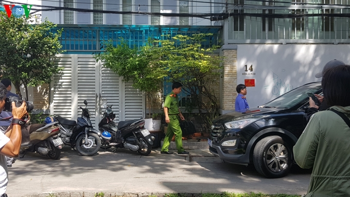 Cơ quan CSĐT-Bộ Công an đã chia làm 2 tổ công tác, tiến hành khám xét nhà ông Nguyễn Thành Tài ở quận 2 và quận 4. Ảnh: Vinh Quang