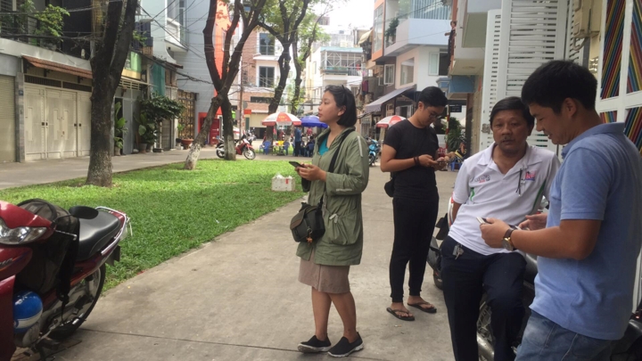 Các phóng viên đứng trước cửa nhà ông Nguyễn Thành Tài ngày 8/12 để theo dõi công an khám xét nhà. (Ảnh: Dân Việt)