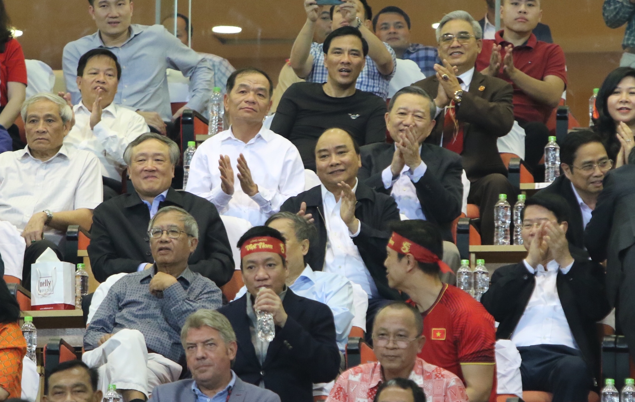Thủ tướng Nguyễn Xuân Phúc cùng nhiều đồng chí lãnh đạo Đảng, Nhà nước tới sân vận động Mỹ Đình chứng kiến trận bán kết AFF Cup giữa đội tuyển Việt Nam và đội tuyển Philippines, tối 6-12. - Ảnh: VGP