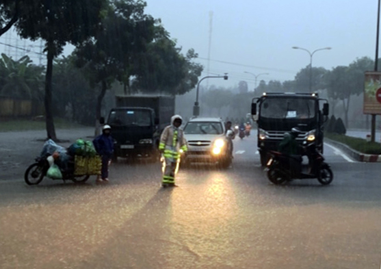 Cảnh sát giao thông Hòa Nhơn chốt chặn, không cho phương tiện qua lại trên đoạn đường bị ngập thuộc đường quốc lộ 14B