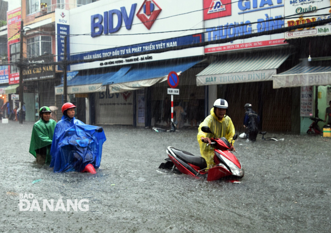 Heavy flooding seen on Hung Vuong Street