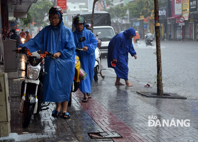 Road user rushing onto pavements, trying to escape the chaos sparked by flooding